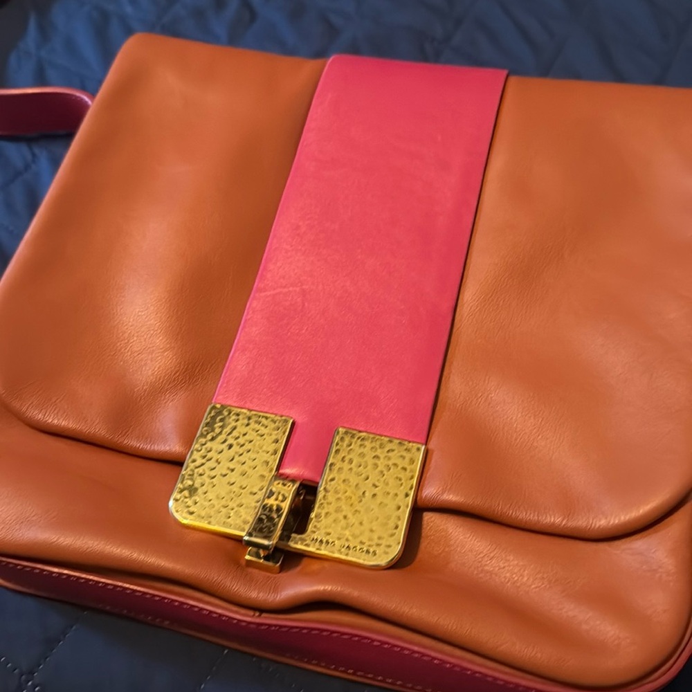 Marc Jacobs Leather Messenger Bag, Gold Tone Hardware, Clasp Closure - Picture 2 of 13
